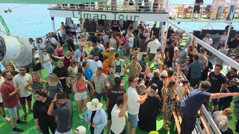 İranlı turistler Van Gölünde gönlünce eğleniyor