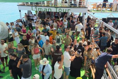 İranlı turistler Van Gölünde gönlünce eğleniyor