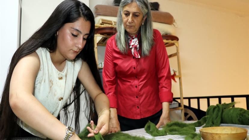Keçe sanatını genç kuşaklara aktarıyor
