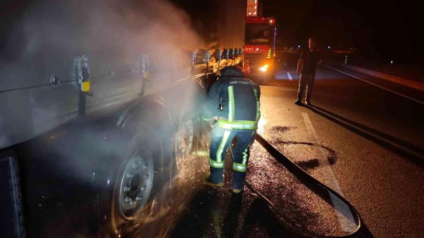 Muradiye'de Tır Lastikleri Yandı