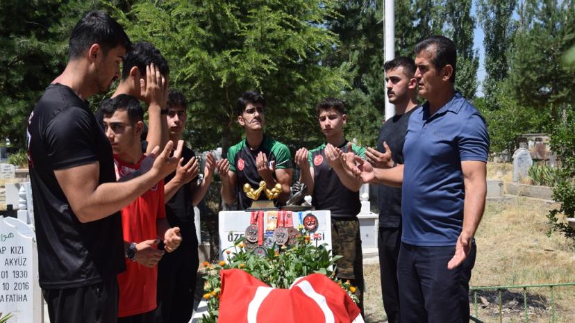 Şampiyon sporcular, şehit polis memurunun mezarına madalyalarını bırakıp, dua etti