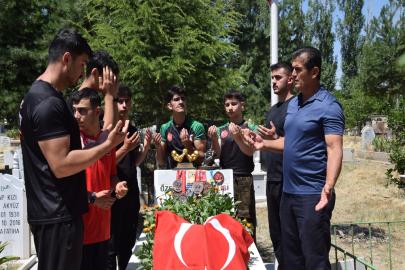 Şampiyon sporcular, şehit polis memurunun mezarına madalyalarını bırakıp, dua etti