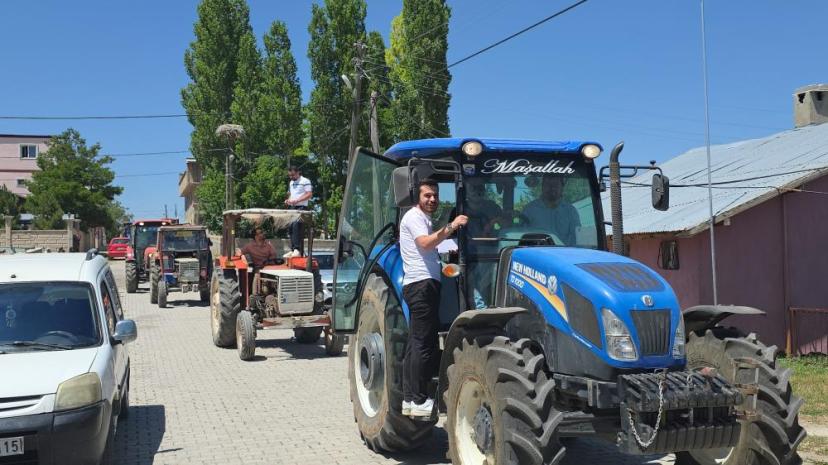 Traktörlü düğün konvoyu renkli görüntülere sahne oldu