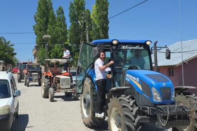 Traktörlü düğün konvoyu renkli görüntülere sahne oldu