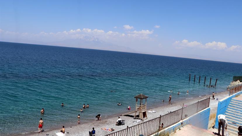 Türkiye'nin göl kıyısındaki tek mavi bayraklı plajında serinliyorlar