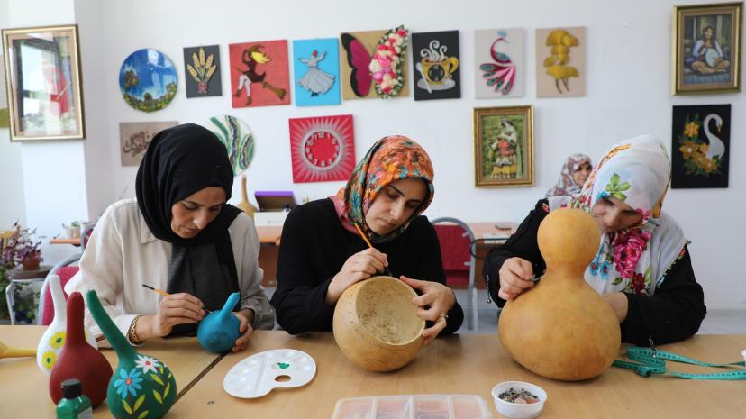 Tuşba’da kadınlar su kabağından abajur üretiyor