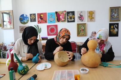 Tuşba’da kadınlar su kabağından abajur üretiyor