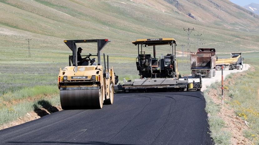 VAN BÜYÜKŞEHİR BELEDİYESİ ÇATAK’TA 7 KİLOMETRELİK YOLU SICAK ASFALTLA BULUŞTURUYOR