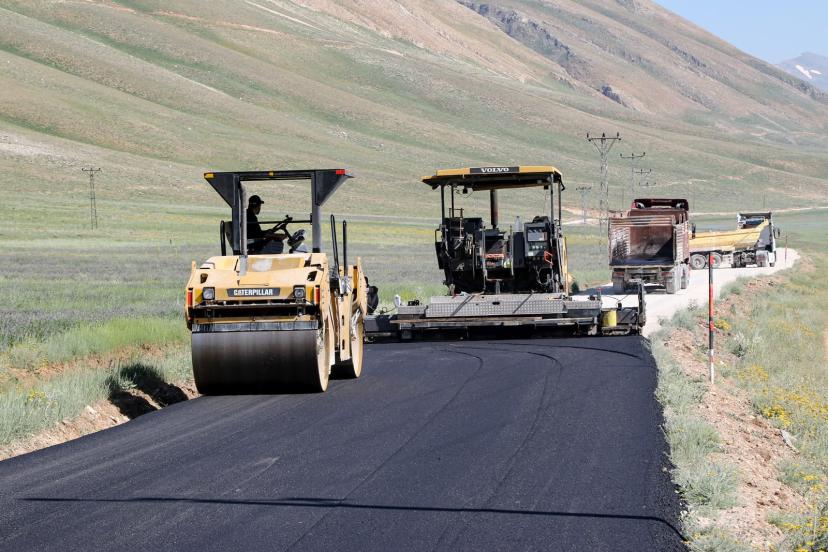 VAN BÜYÜKŞEHİR BELEDİYESİ ÇATAK’TA 7 KİLOMETRELİK YOLU SICAK ASFALTLA BULUŞTURUYOR