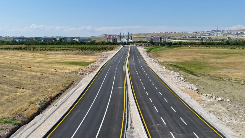 VAN GÖLÜ SAHİL YOLU 4. ETAPTA YOL ÇİZGİ ÇALIŞMALARI YAPILIYOR