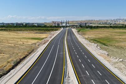 VAN GÖLÜ SAHİL YOLU 4. ETAPTA YOL ÇİZGİ ÇALIŞMALARI YAPILIYOR