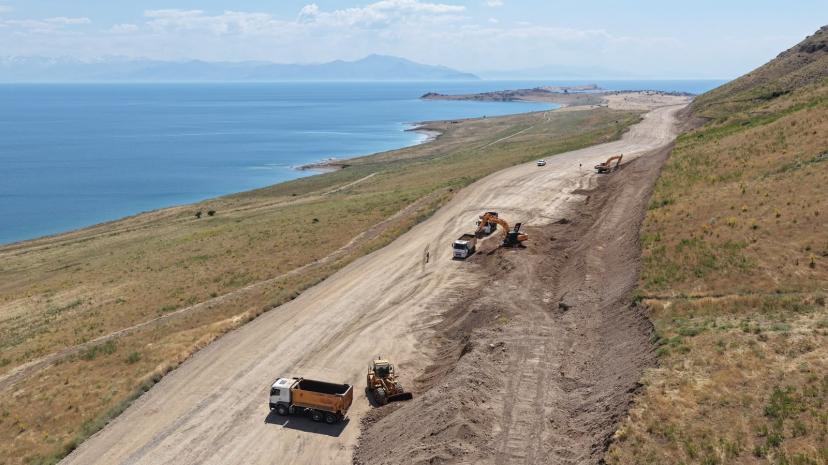 VAN GÖLÜ SAHİL YOLU'NUN ÇİTÖREN-MOLLAKASIM ETABINDA ÇALIŞMALAR SÜRÜYOR