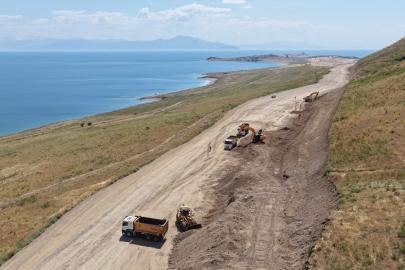 VAN GÖLÜ SAHİL YOLU'NUN ÇİTÖREN-MOLLAKASIM ETABINDA ÇALIŞMALAR SÜRÜYOR