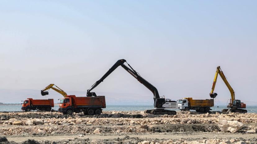 VAN GÖLÜ’NDE DİP ÇAMURU TEMİZLİĞİ DEVAM EDİYOR