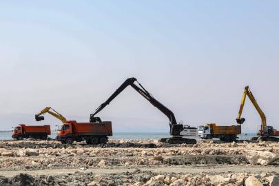 VAN GÖLÜ’NDE DİP ÇAMURU TEMİZLİĞİ DEVAM EDİYOR