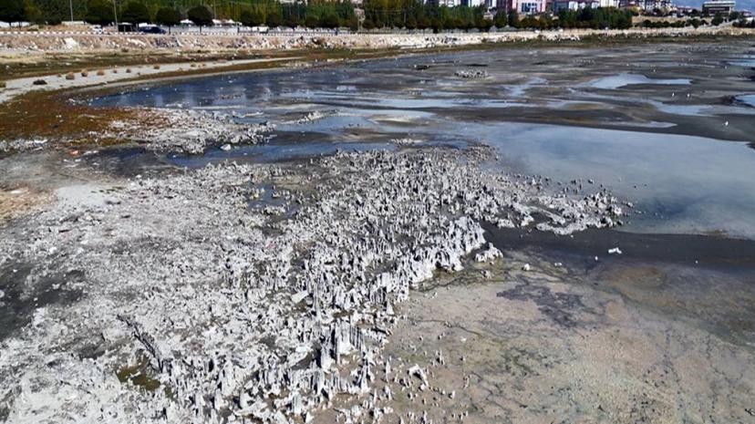 Van Gölü'nde seviye yükseldi; mikrobiyalitler yeniden su altında kaldı