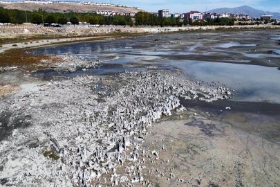 Van Gölü'nde seviye yükseldi; mikrobiyalitler yeniden su altında kaldı