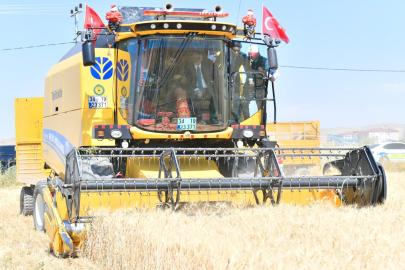 VAN'DA İLK BUĞDAY HASADI BİÇERDÖVERLE YAPILDI