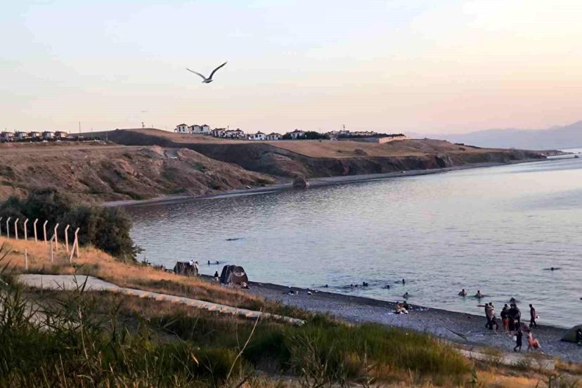 Van'da mavi bayraklı sahilde 'siyah' alarm