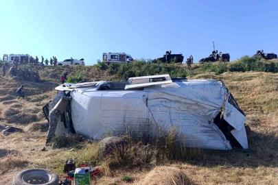 Van'da Minibüs Şarampole Yuvarlandı: 3 Yaralı