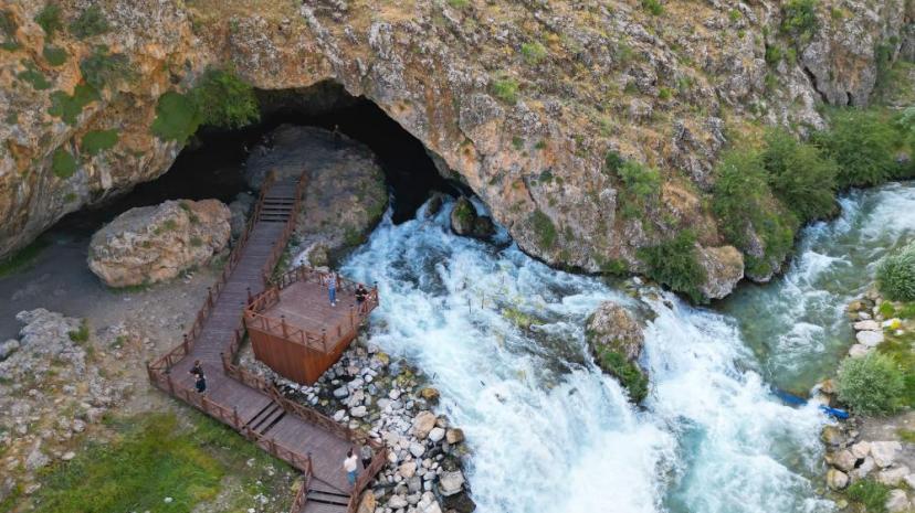 Bahçesaray’da gür akan sular yaban hayatına can veriyor