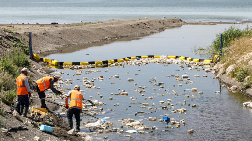 BÜYÜKŞEHİR BELEDİYESİ, DERELERDEN VAN GÖLÜ’NE ATIK GEÇİŞİNİ YÜZER BARİYERLE ÖNLÜYOR