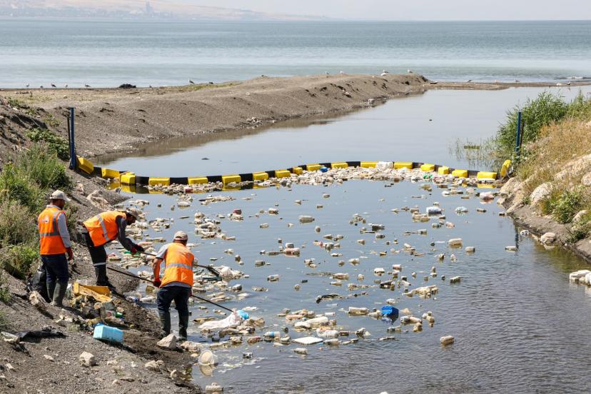 BÜYÜKŞEHİR BELEDİYESİ, DERELERDEN VAN GÖLÜ’NE ATIK GEÇİŞİNİ YÜZER BARİYERLE ÖNLÜYOR