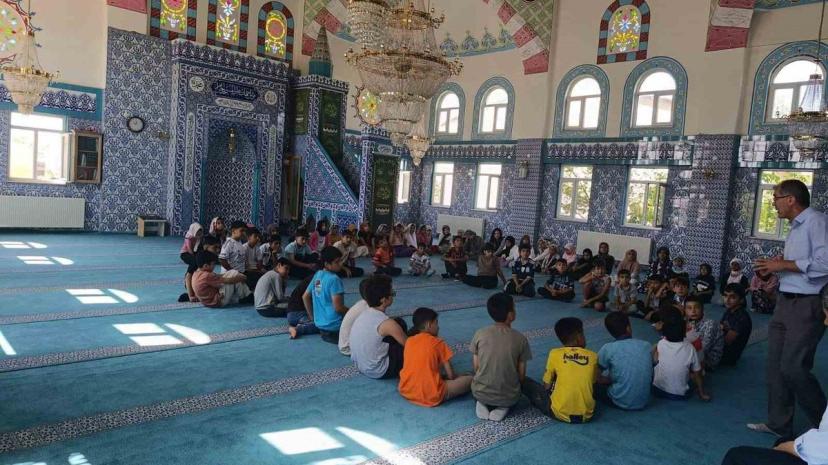 Edremit Şehitlik Camii’nde Yaz Kur’an Kursu öğrencilerine ‘Hazret-i Peygamber’ semineri