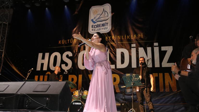 Edremit’te Rojda coşkusu: Konser alanı doldu taştı