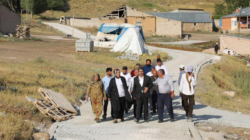 Eşbaşkanlar Akçift Mahallesi’ndeki çalışmaları yerinde inceledi