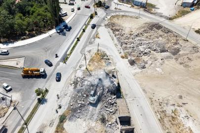 HATUNİYE CADDESİ İKİNCİ ETAPTA YIKIM ÇALIŞMALARI SÜRÜYOR