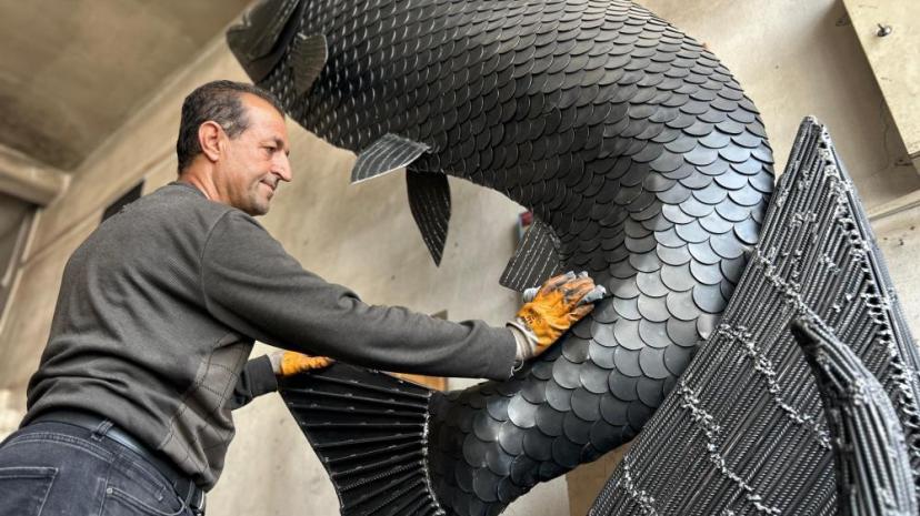 İranlı sanatçı atık metalden inci kefali tasarladı