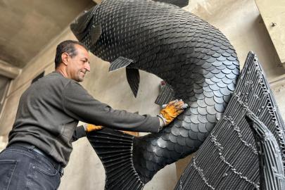 İranlı sanatçı atık metalden inci kefali tasarladı