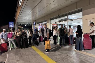 Tahran’dan Van'a direkt uçuşlar başladı: İlk turist kafilesi çiçeklerle karşılandı