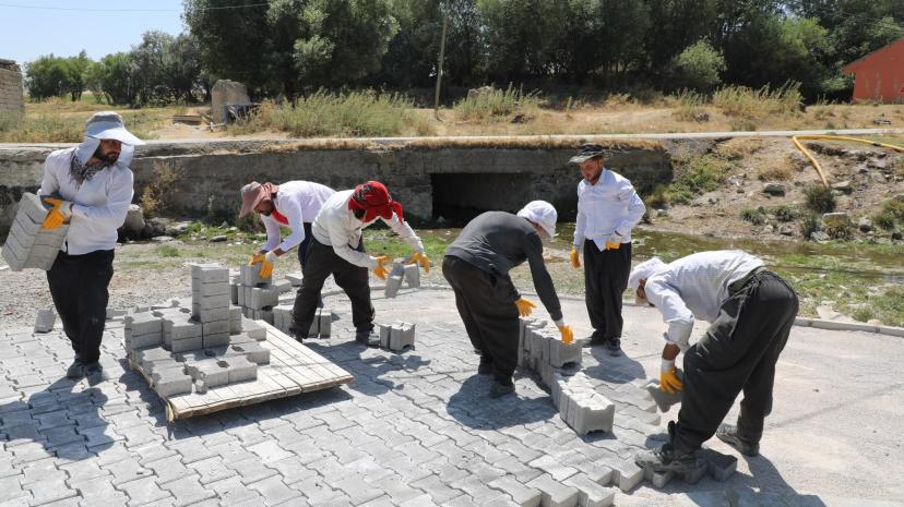 Tuşba Belediyesi Canik Mahallesi'nde de kilitli parke taşı çalışmalarına başladı