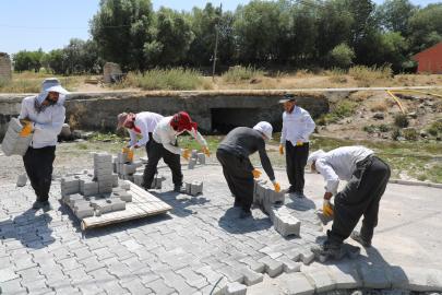 Tuşba Belediyesi Canik Mahallesi'nde de kilitli parke taşı çalışmalarına başladı