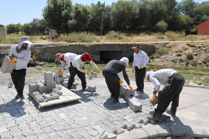 Tuşba Belediyesi Canik Mahallesi'nde de kilitli parke taşı çalışmalarına başladı