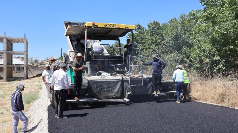 Tuşba Belediyesi Seyrantepe’de asfalt serimine başladı