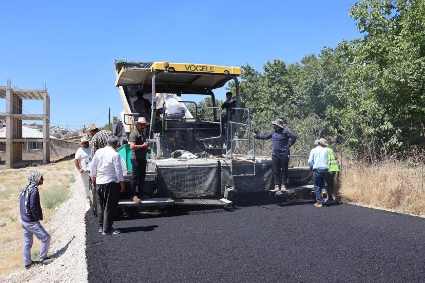 Tuşba Belediyesi Seyrantepe’de asfalt serimine başladı