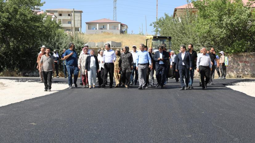 Tuşba’da asfalt çalışması: 'Bu hizmet Büyükşehir Eşbaşkanlarımızın hizmetidir'