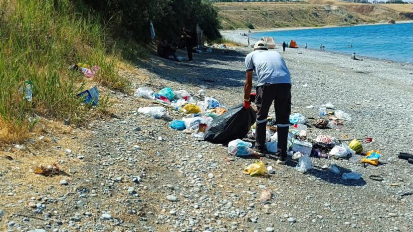 VAN BÜYÜKŞEHİR BELEDİYESİ MOLLAKASIM SAHİLİNDE TONLARCA ÇÖP TOPLADI