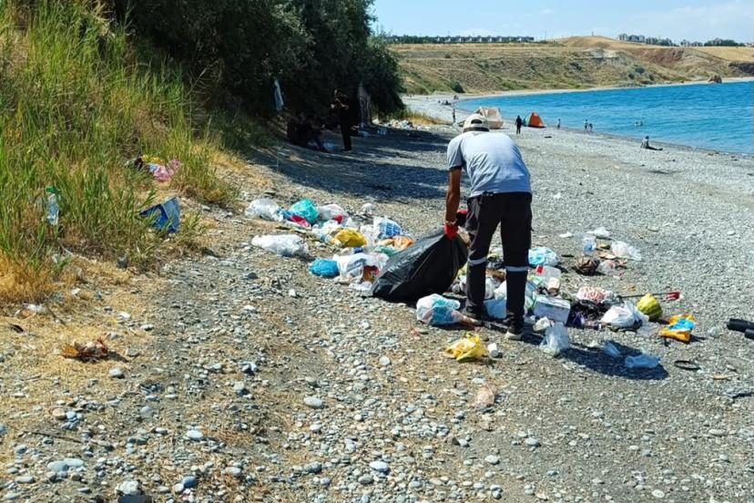VAN BÜYÜKŞEHİR BELEDİYESİ MOLLAKASIM SAHİLİNDE TONLARCA ÇÖP TOPLADI