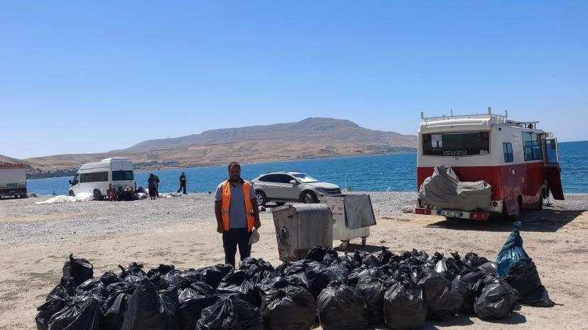 VAN GÖLÜ KIYILARINDA RUTİN TEMİZLİK ÇALIŞMALARI SÜRÜYOR