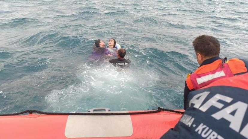 Van Gölü'nde can simidiyle açılan 3 kişi mahsur kaldı