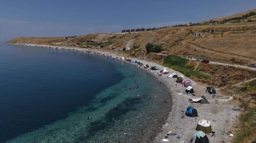 Van Gölü'nde Sıcak Hava Kaçamağı