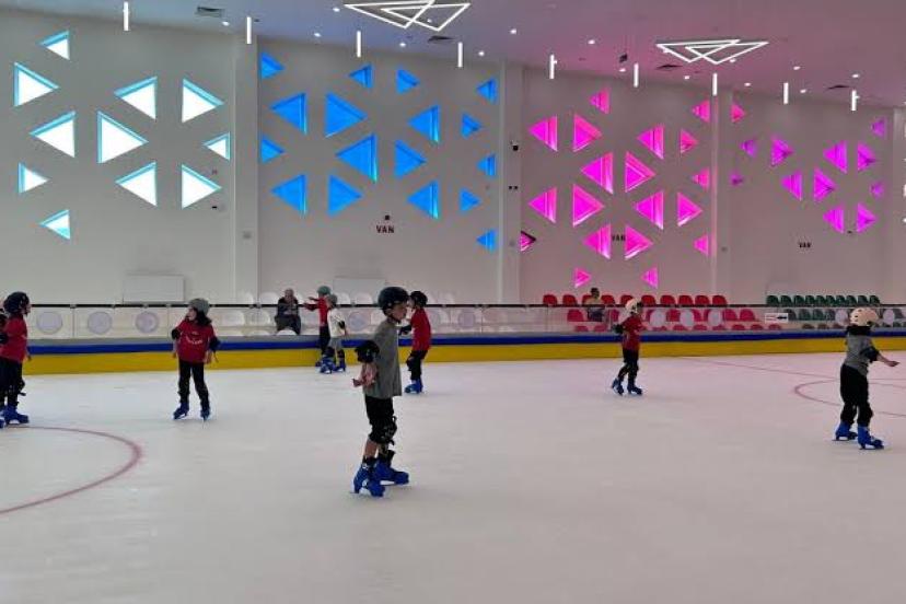 Van’da çocuklar yaz tatilinin son günlerini buz pistinde geçiriyor