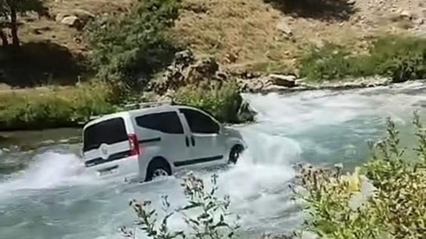 Van'da Kamyonet Çaya Düştü