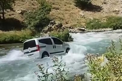 Van'da Kamyonet Çaya Düştü