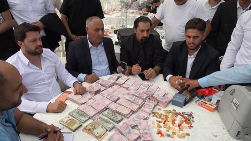 Van'da paraların havada uçuştuğu düğün: Damada yaklaşık 20 milyon TL, geline kilolarca altın takıldı