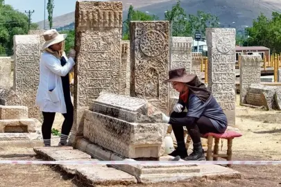 Van'da tarihi mezarlıktaki taşlar titizlikle temizleniyor